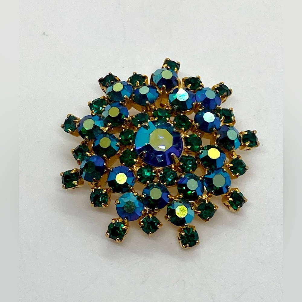 Vtg Dark Green Aurora Crystal Floral Round Brooch Gold Tone Metal | 1.4”